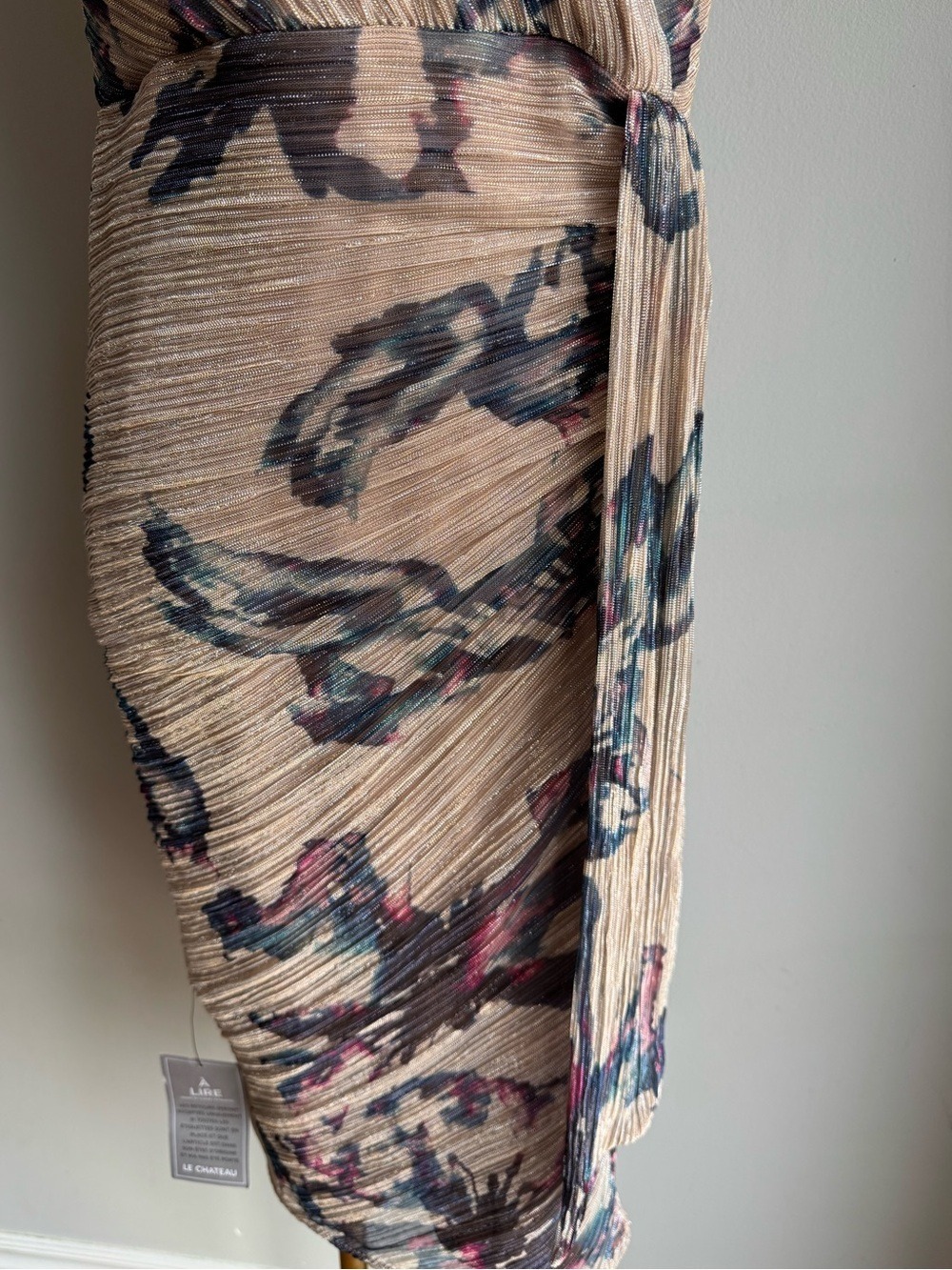 Le Chateau Floral Shimmer Cocktail Dress Sz M Fitted Sexy Party Wrap V-Neck NWT - Picture 4 of 14